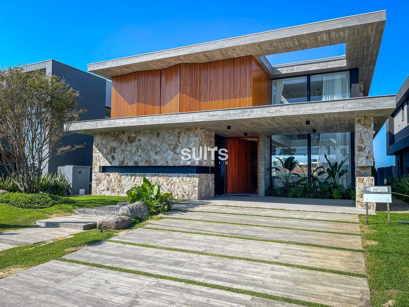 Mansão nas margens do lago no condomínio Sense: 2ª foto da galeria de imagens do imóvel