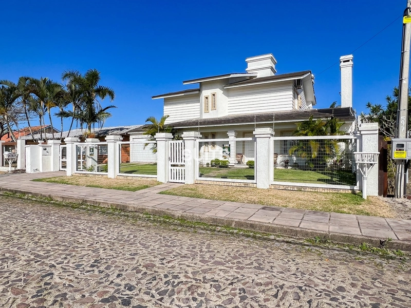 Sobrado em ótima localização na praia de Atlântida: 2ª foto da galeria de imagens do imóvel