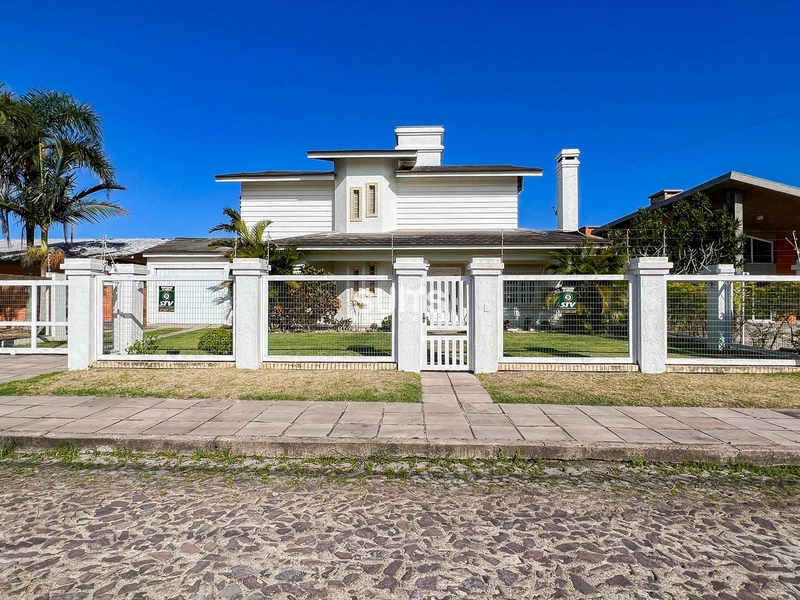 Sobrado em ótima localização na praia de Atlântida