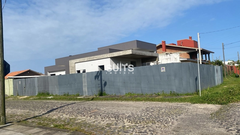 Excelente casa térrea moderna a 2 quadras do mar