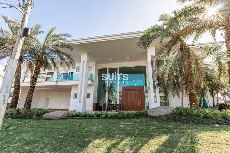 Mansão com 02 terrenos na beira do lago no condomínio Enseada: 2ª foto da galeria de imagens do imóvel