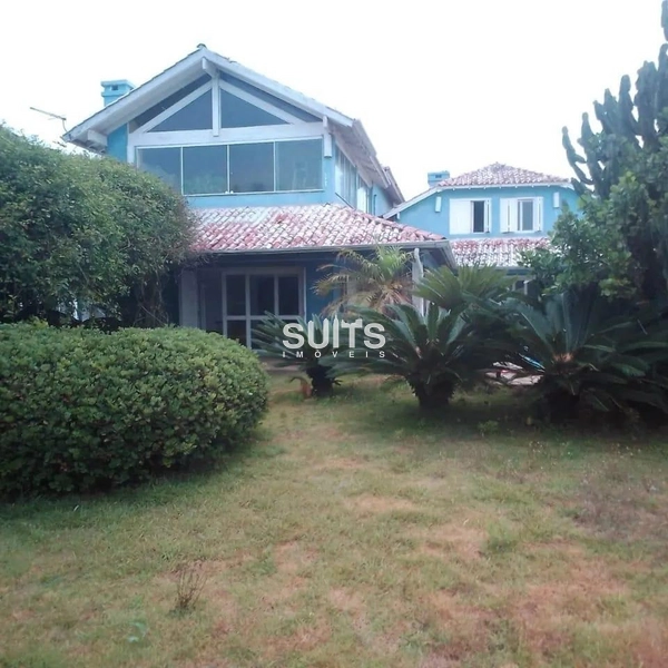 Casa constituída sobre 4 lotes, a poucos metros do mar!