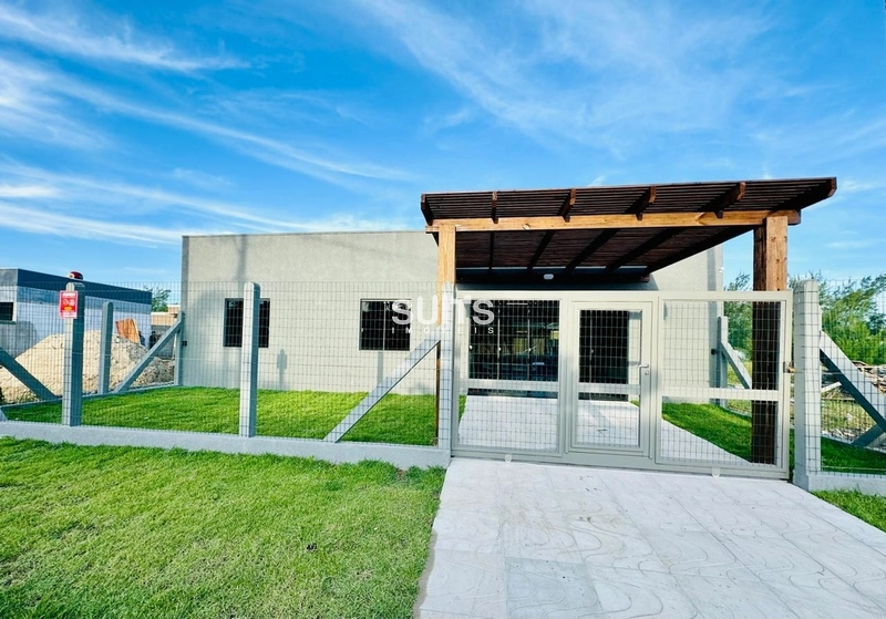 Casa térrea mobiliada, bem localizada em Atlântida Sul.