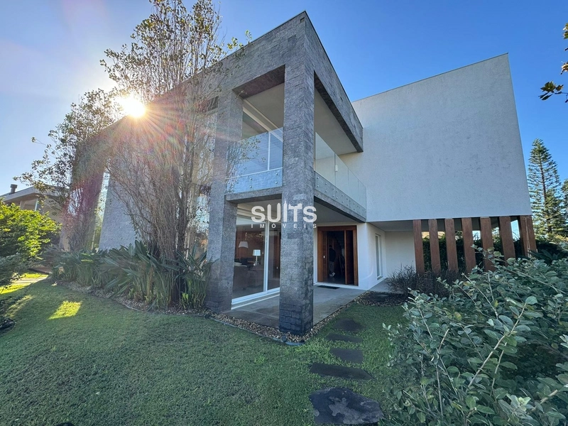 Sobrado de esquina à venda, em condomínio beira mar!