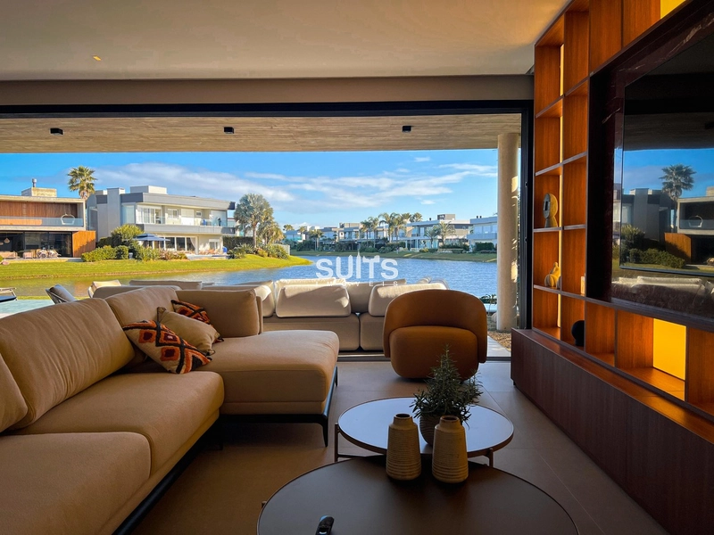 Sobrado novo com vista para a extensão do lago no Condomínio Enseada: 15ª foto da galeria de imagens do imóvel