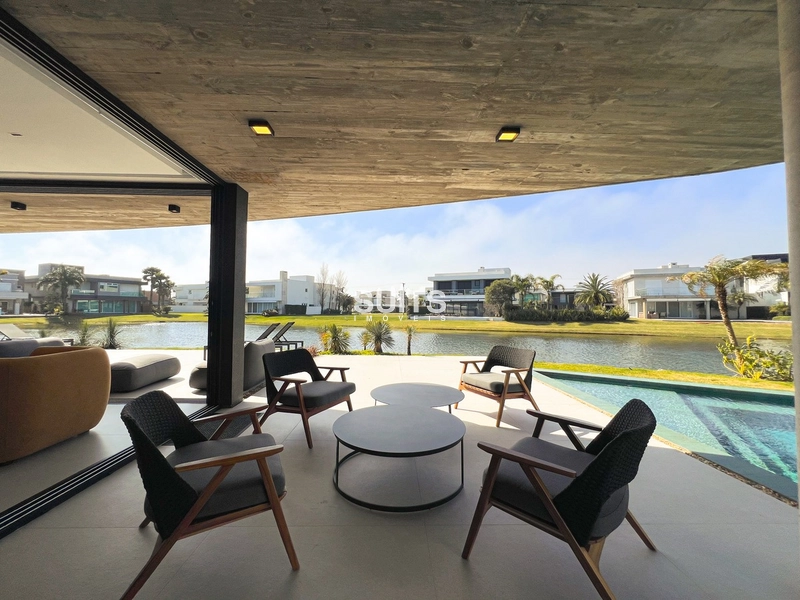 Incrível sobrado beira lago à venda no condomínio Enseada: 31ª foto da galeria de imagens do imóvel