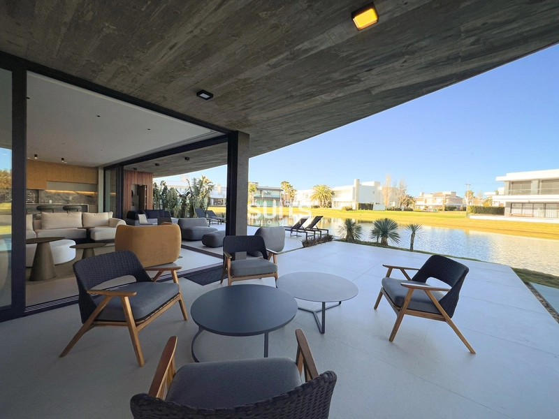 Incrível sobrado beira lago à venda no condomínio Enseada: 32ª foto da galeria de imagens do imóvel