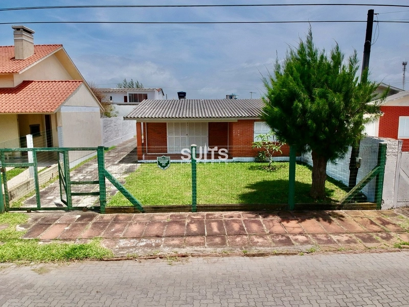 Casa térrea a poucas quadras do mar, à venda!