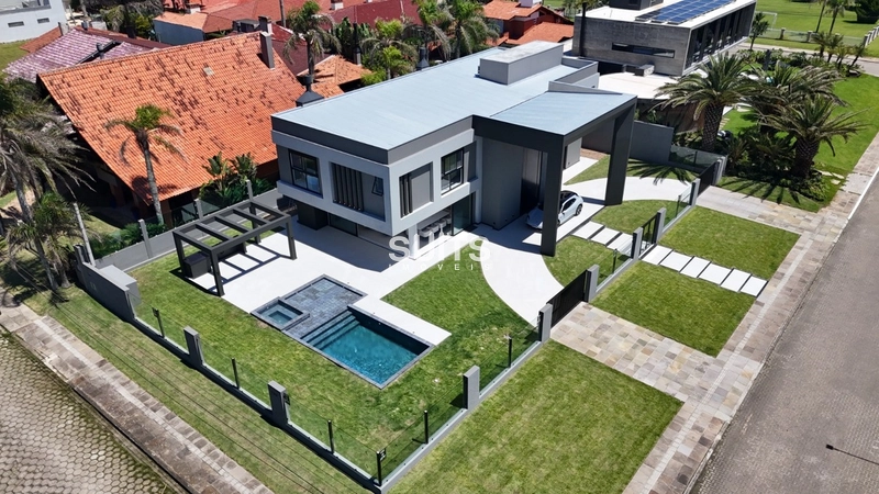 Mansão em região nobre na praia de Atlântida: 3ª foto da galeria de imagens do imóvel