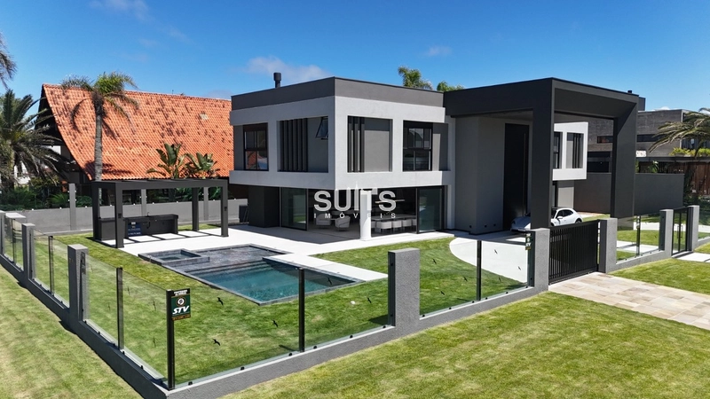 Mansão em região nobre na praia de Atlântida: 2ª foto da galeria de imagens do imóvel