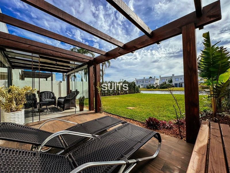 Excelente casa beira lago no Condomínio Páteo Marbella