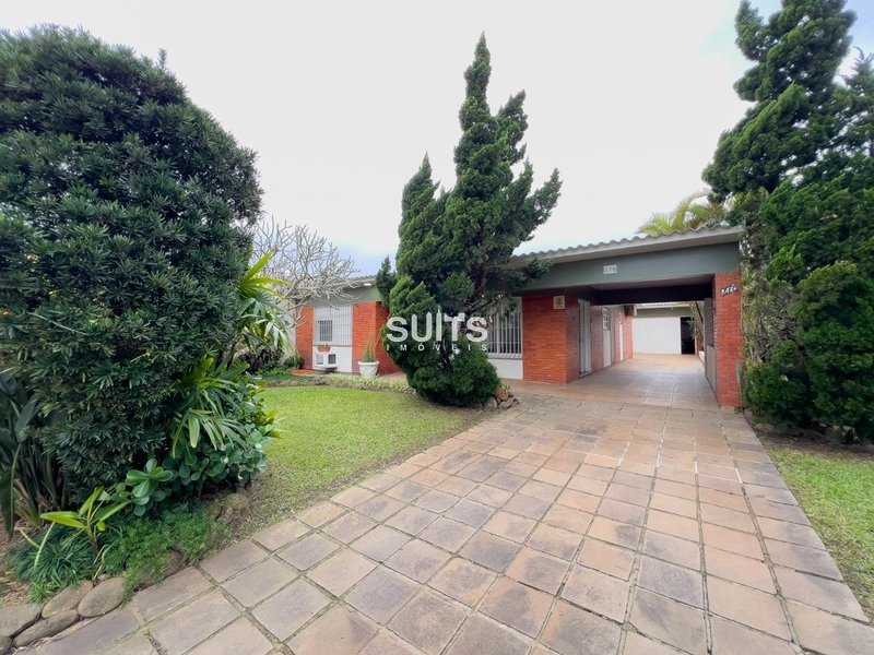 Casa térrea em 3 terrenos, à venda no centro de Xangri-lá!