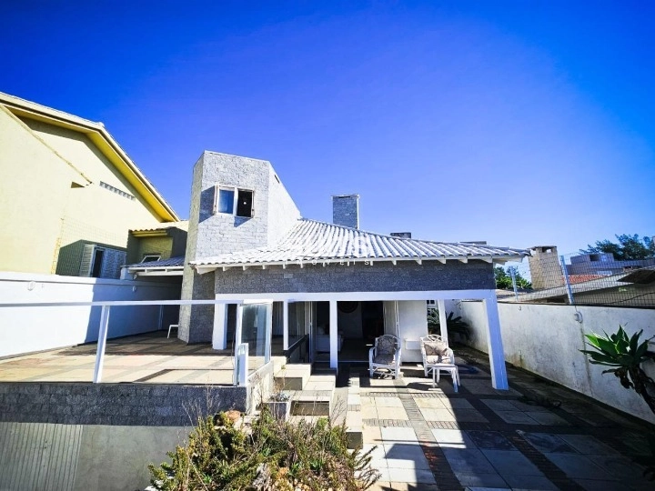 Excelente sobrado à venda na beira mar de Xangri-lá