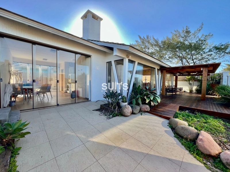 Excelente casa à venda na beira mar em Xangri-lá.