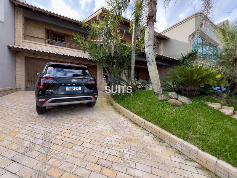 Excelente sobrado a poucos metros do mar no Centro de Xangri-Lá