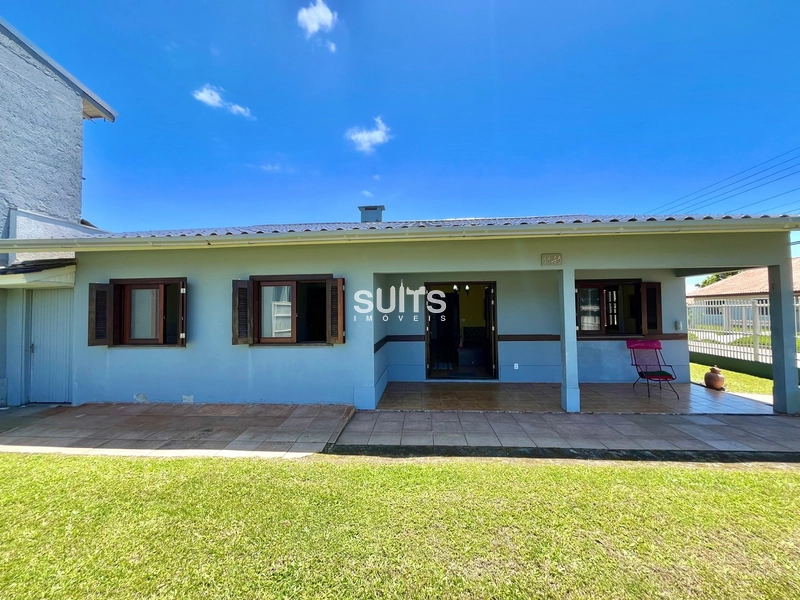 Casa com 02 terrenos no centro de Xangri-lá