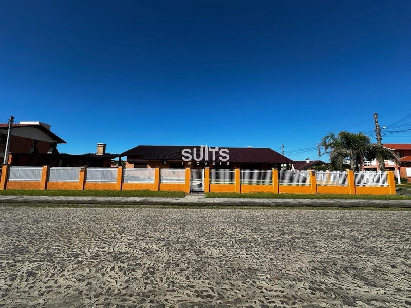 Excelente casa com 2 terrenos à venda na praia do Arpoador