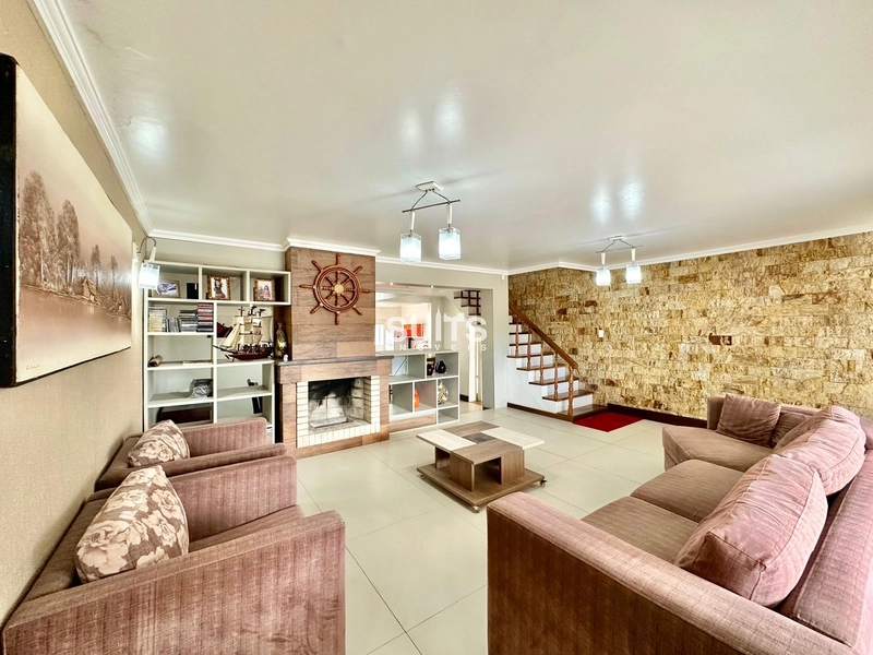 Excelente sobrado à venda na praia de Rainha do Mar em Xangri-lá: 2ª foto da galeria de imagens do imóvel