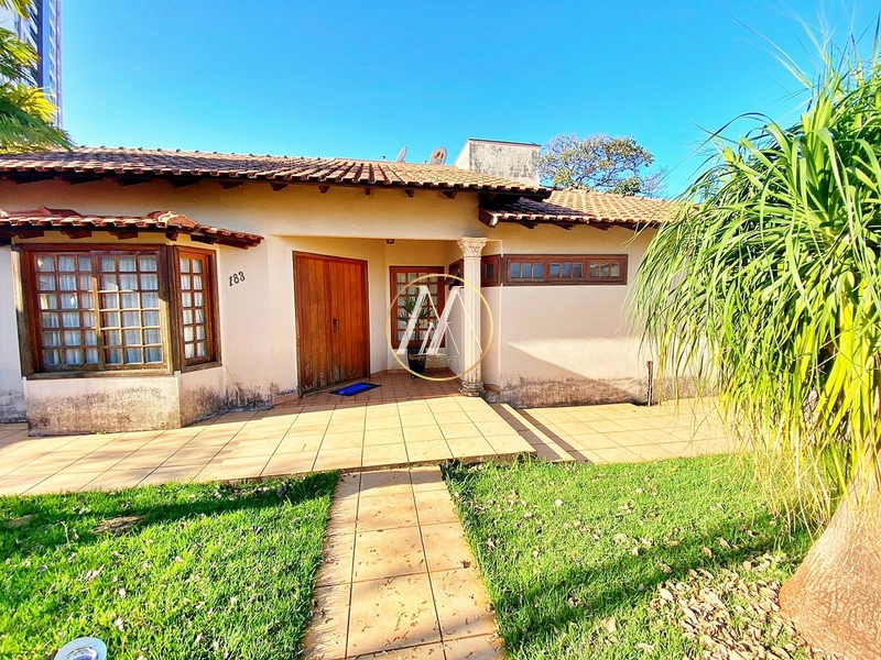 Casa à venda com 3 quartos e 664m² de terreno no Centro de Cambé: 1ª foto da galeria de imagens do imóvel
