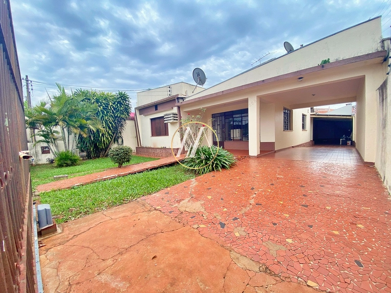 Casa com 5 dormitórios, uma suíte à venda no centro de Rolândia, 263m²: 1ª foto da galeria de imagens do imóvel