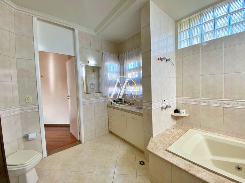 Excepcional casa de alto padrão à venda com 4 suítes,piscina e quintal: 32ª foto da galeria de imagens do imóvel