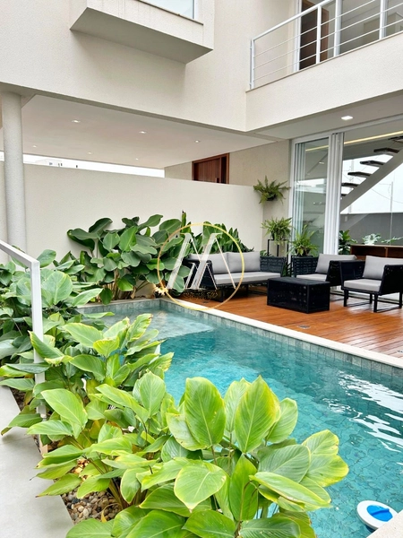 Casa em condomínio à venda no Aranguá – 3 suítes, escritório e piscina