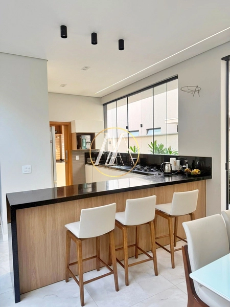 Casa em condomínio à venda no Aranguá – 3 suítes, escritório e spa: 3ª foto da galeria de imagens do imóvel