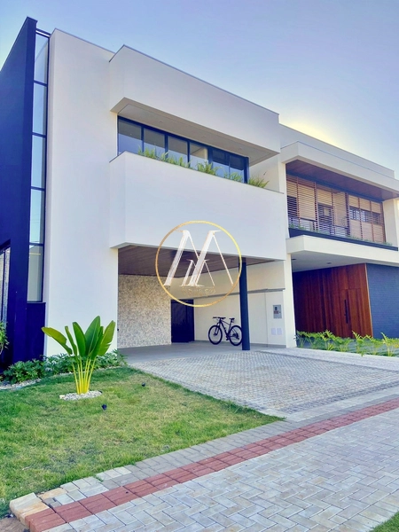 Casa em condomínio à venda no Aranguá – 3 suítes, escritório e spa