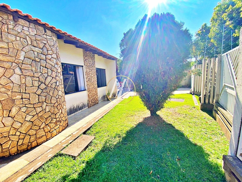 Casa à venda com 3 dormitórios, suíte e piscina no Centro de Rolândia: 2ª foto da galeria de imagens do imóvel