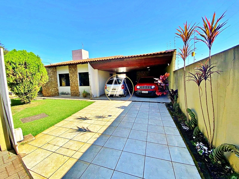 Casa à venda com 3 dormitórios, suíte e piscina no Centro de Rolândia: 1ª foto da galeria de imagens do imóvel