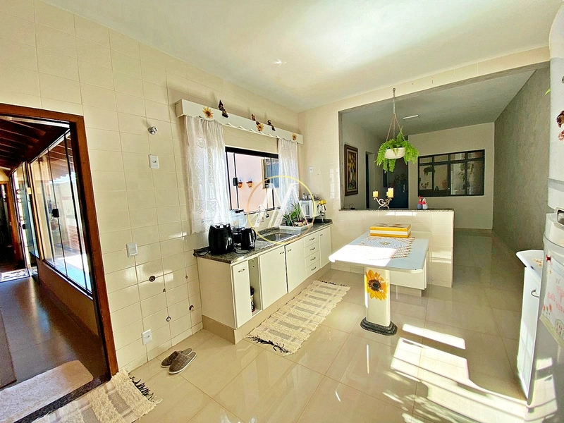 Casa à venda com 3 dormitórios, suíte e piscina no Centro de Rolândia: 6ª foto da galeria de imagens do imóvel
