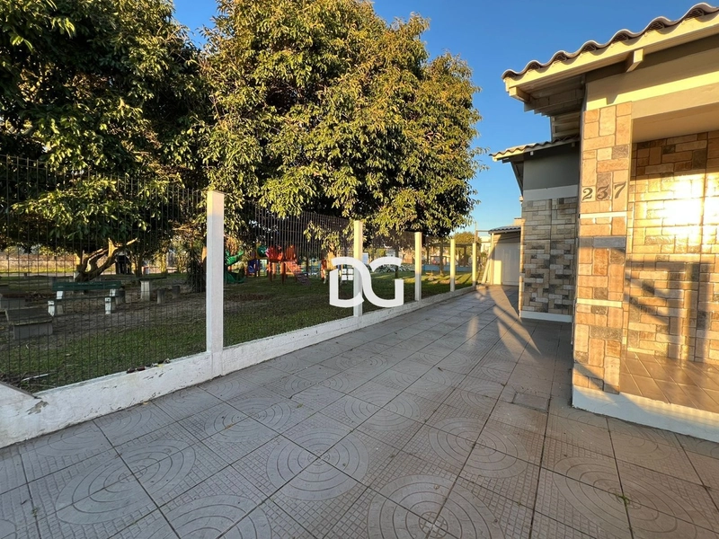 Casa de 3 dormitórios próxima ao centro de Tramandaí: 2ª foto da galeria de imagens do imóvel