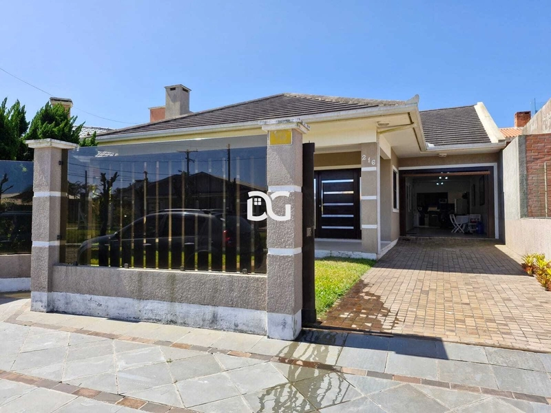 Casa semimobiliada a apenas 1 quadra do mar: 1ª foto da galeria de imagens do imóvel