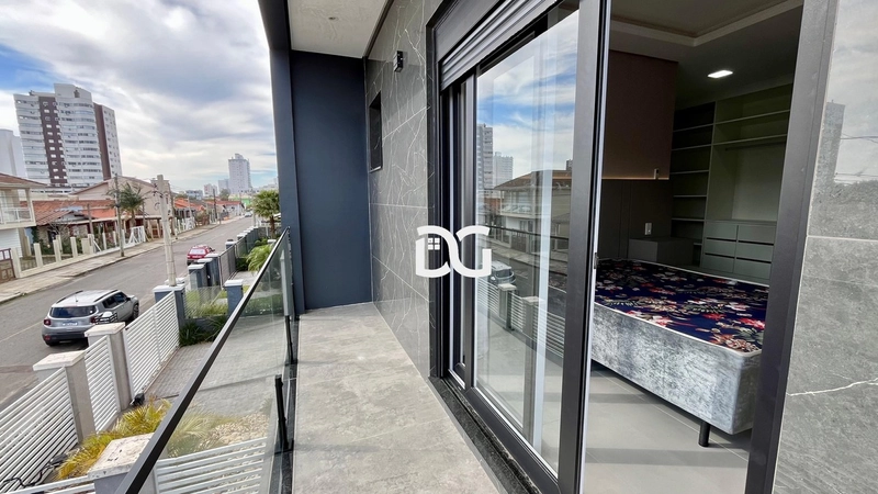 SOBRADO AMPLO E MODERNO A VENDA NO CENTRO DE TRAMANDAÍ: 8ª foto da galeria de imagens do imóvel