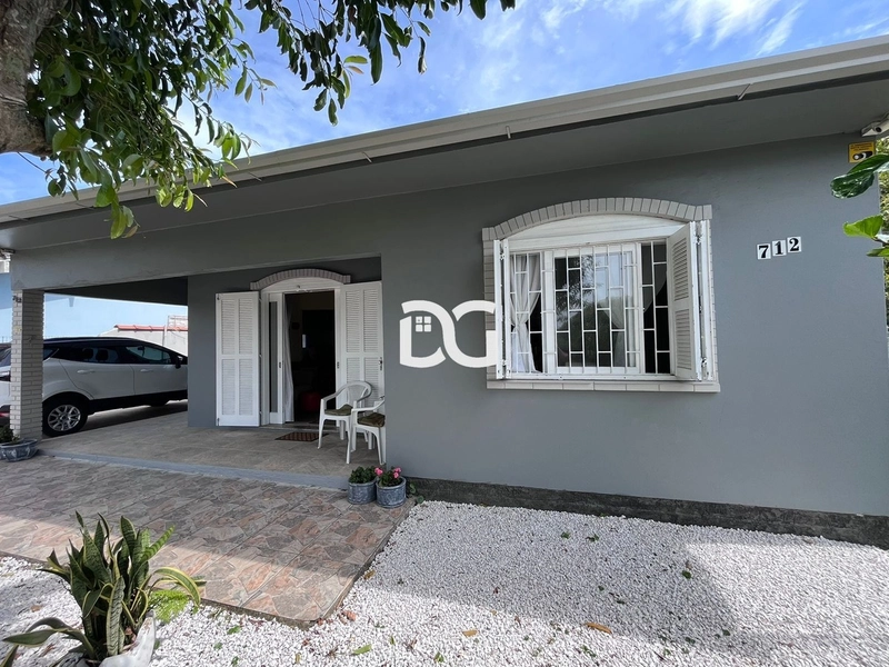 Casa térrea de esquina mobiliada, situada em uma região residencial: 3ª foto da galeria de imagens do imóvel