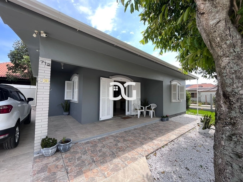 Casa térrea de esquina mobiliada, situada em uma região residencial
