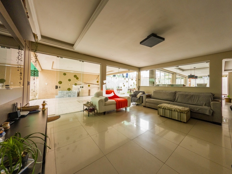 Casa e loja comercial em ótima localização: 5ª foto da galeria de imagens do imóvel