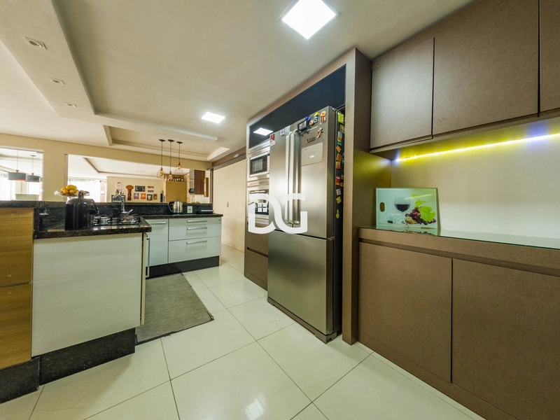 Casa e loja comercial em ótima localização: 2ª foto da galeria de imagens do imóvel
