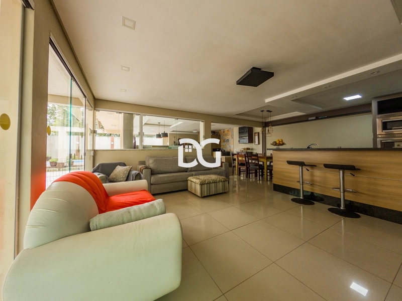 Casa e loja comercial em ótima localização: 6ª foto da galeria de imagens do imóvel