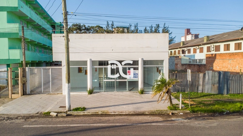 Casa e loja comercial em ótima localização: 1ª foto da galeria de imagens do imóvel