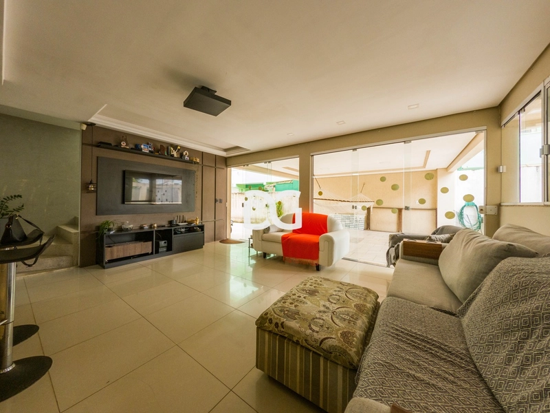 Casa e loja comercial em ótima localização: 4ª foto da galeria de imagens do imóvel