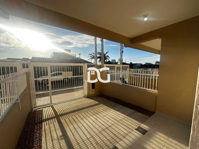 Duplex com ambientes bem distribuídos e ótima iluminação natural.: 4ª foto da galeria de imagens do imóvel