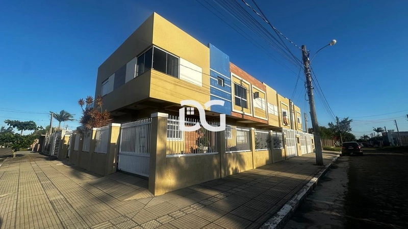 Duplex com ambientes bem distribuídos e ótima iluminação natural.: 1ª foto da galeria de imagens do imóvel