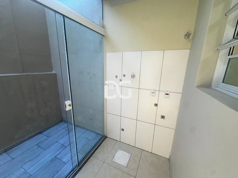 Duplex com ambientes bem distribuídos e ótima iluminação natural.: 9ª foto da galeria de imagens do imóvel