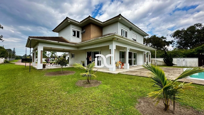 Casa encantadora com acesso exclusivo ao rio composta por 3 suítes: 1ª foto da galeria de imagens do imóvel