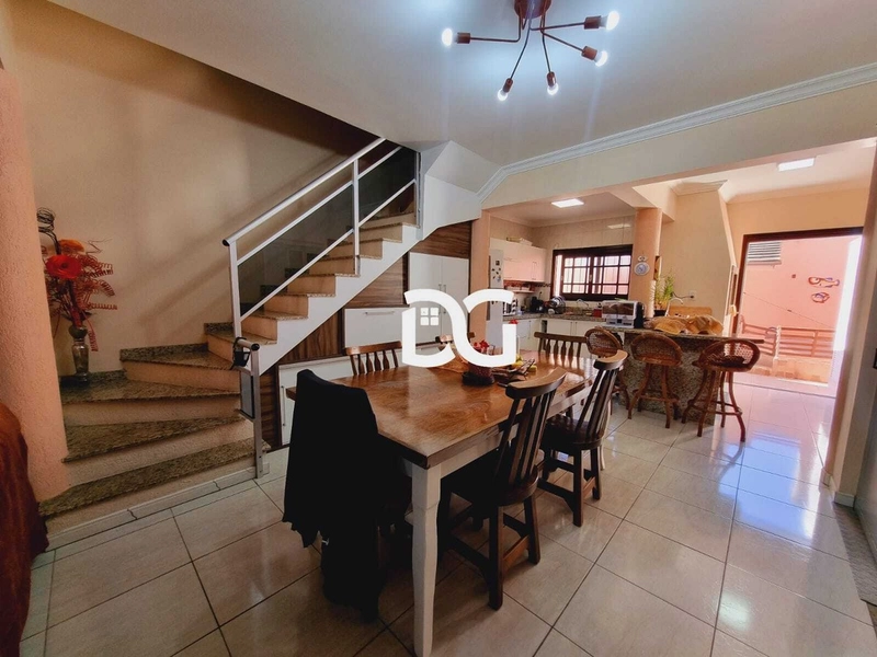 SOBRADO TRIPLEX COM ELEVADOR A VENDA NO CENTRO DE TRAMANDAI: 3ª foto da galeria de imagens do imóvel