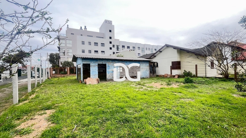Terreno de esquina localizado no centro de Tramandaí: 1ª foto da galeria de imagens do imóvel