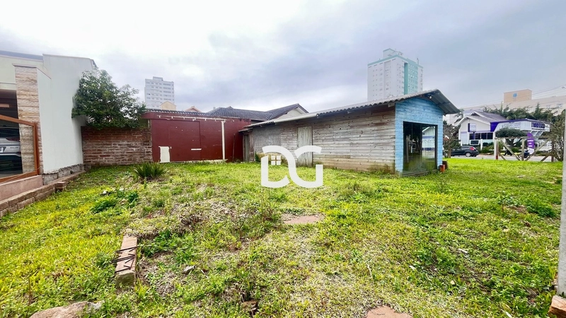 Terreno de esquina localizado no centro de Tramandaí: 2ª foto da galeria de imagens do imóvel