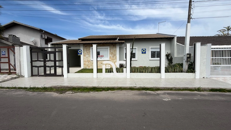 Casa composta por 3 dormitórios, sendo 1 suíte no centro: 2ª foto da galeria de imagens do imóvel