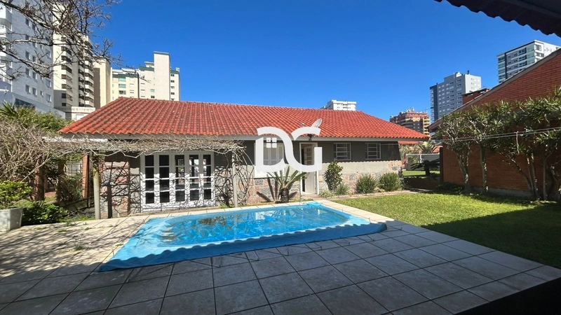 Casa ampla e bem distribuída, composta por 5 dormitórios: 1ª foto da galeria de imagens do imóvel
